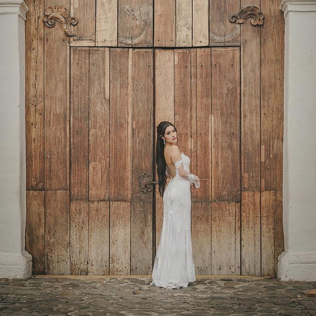 Photo by Alexa Bonilla : https://www.pexels.com/photo/bride-in-wedding-dress-against-wooden-door-19035203/