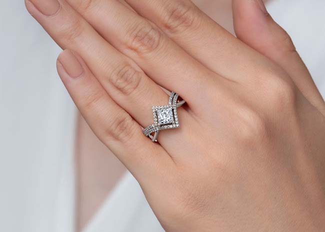 Hand with princess cut diamond wedding set