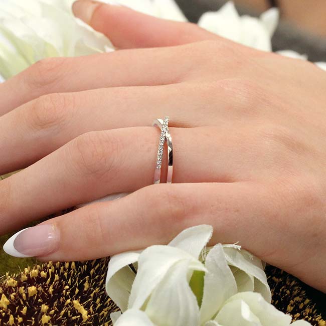 Platinum Overlap Diamond Promise Ring Image 3